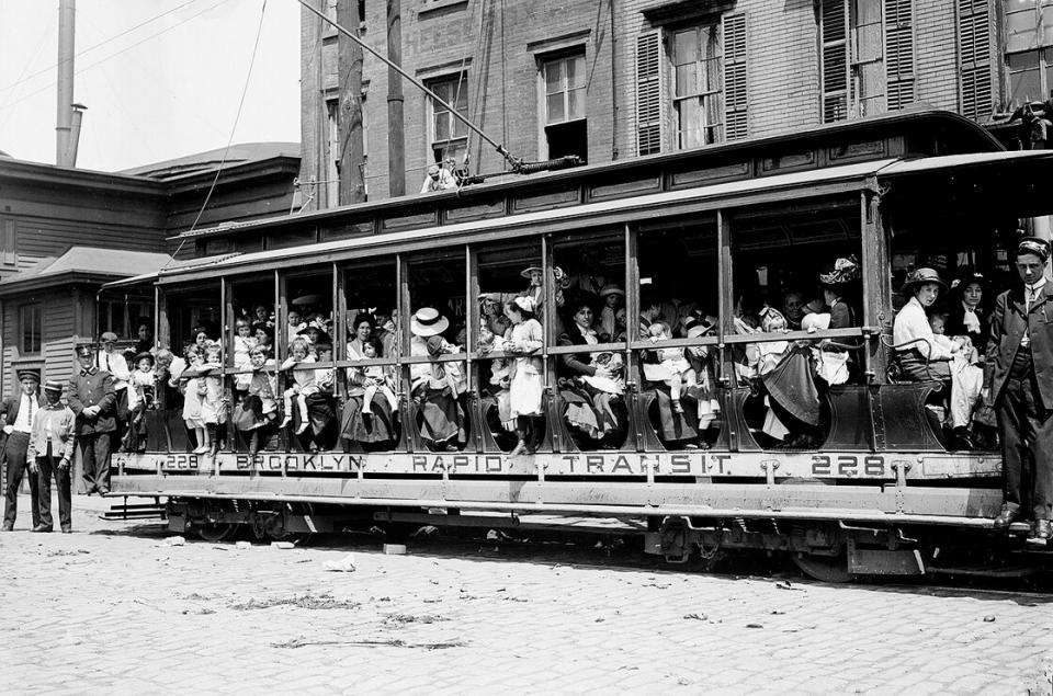 New York, 1913: mit der Straßenbahn in die Sommerfrische