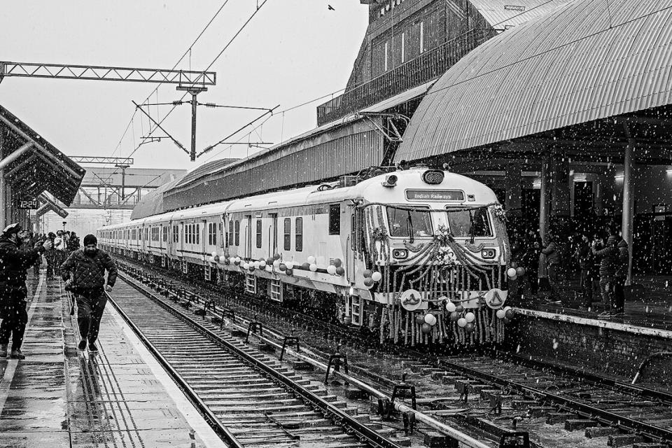 Srinagar, Februar 2024: Kaschmirs erster elektrischer Zug auf Jungfernfahrt