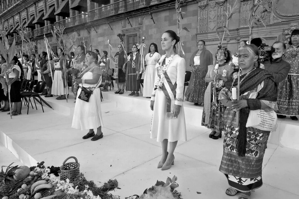 Sheinbaum empfängt am Tag ihrer Amtseinführung eine Abordnung indigener Frauen, 1. Oktober 2024