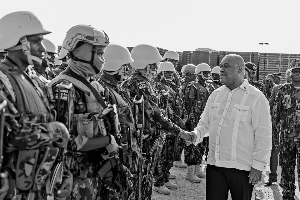 Übergangspremier Garry Conille begrüßt die ersten Polizisten aus Kenia in Port-au-Prince, 26. Juni 2024 
