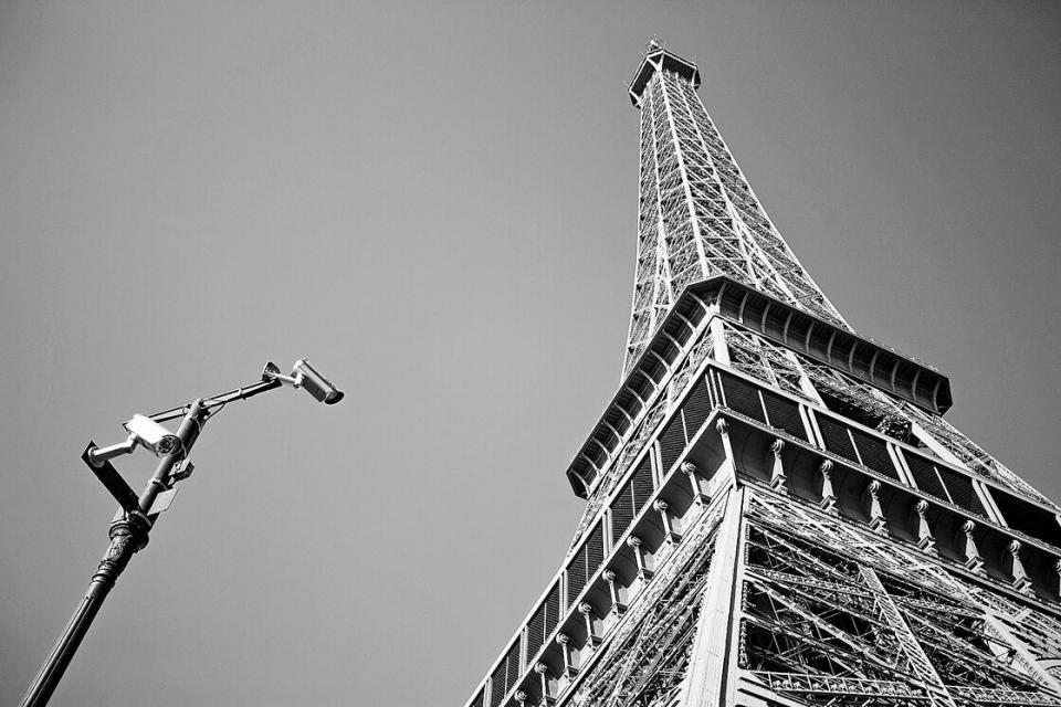 Überwachungskamera neben dem Eiffelturm