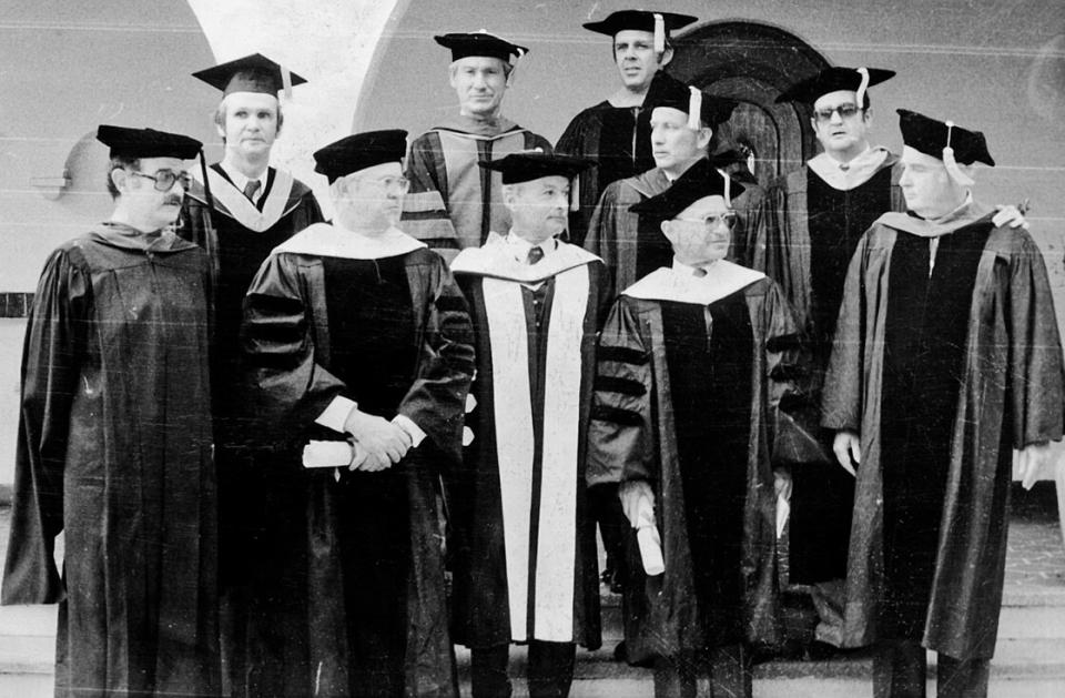 Milton Friedman (3. v. r.) auf dem Campus der UFM, 1978