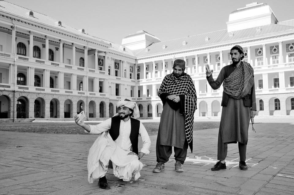 Kabul, April 2024: Taliban inszenieren sich vor dem sanierten Darul-Aman-Palast