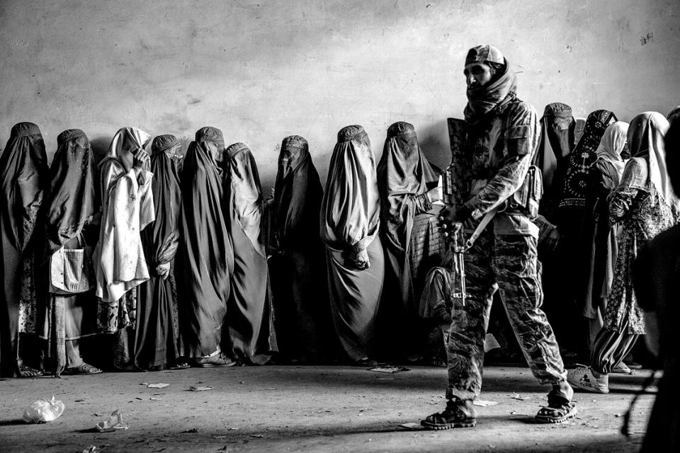 Kabul, Mai 2023: Menschen-Schlange stehen vor der Essensausgabe einer Hilfsorganisation