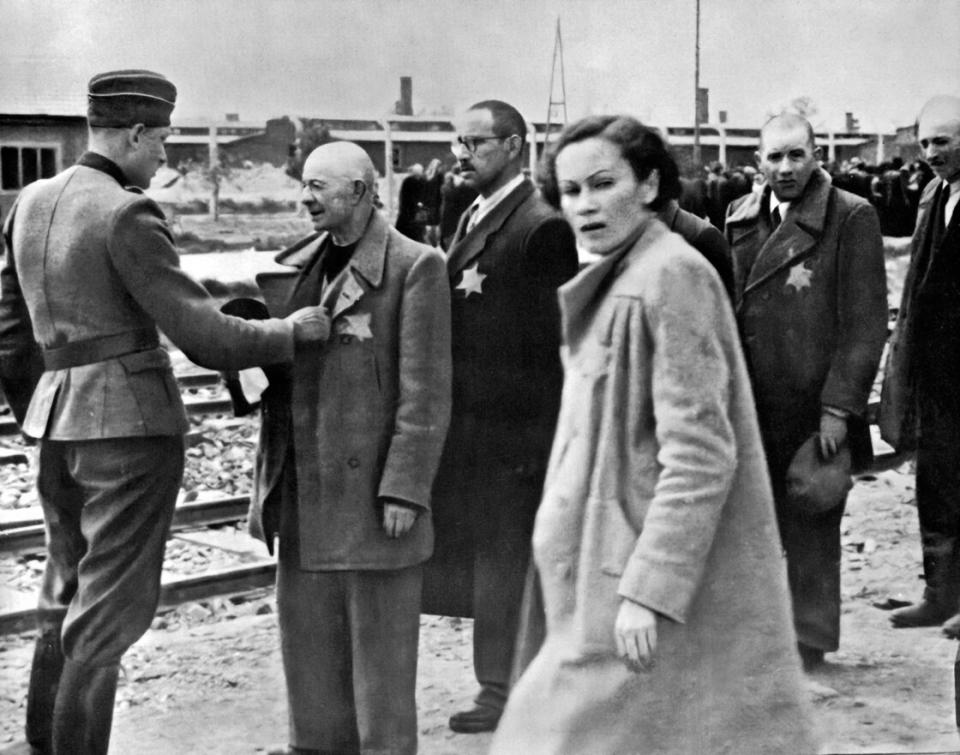 „Selektion“ un­ga­rischer Jüdinnen und Juden an der Rampe des Vernichtungslagers Auschwitz, Juni 1944