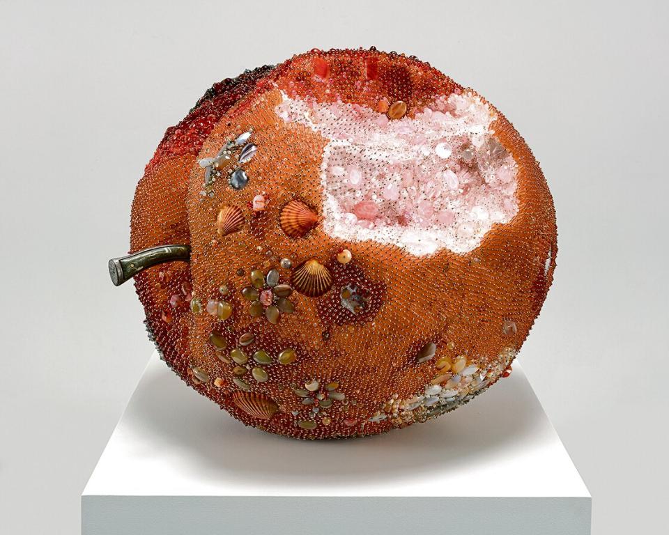 Kathleen Ryan, Bad Peach (Bite), 2022, diverse Halbedelsteine, Perlmutt, Muschelschale, Glas, Stahlstifte auf überzogenem Polystren, Aluminium und Bakelit, 54,5 × 67,3 × 58,5 cm