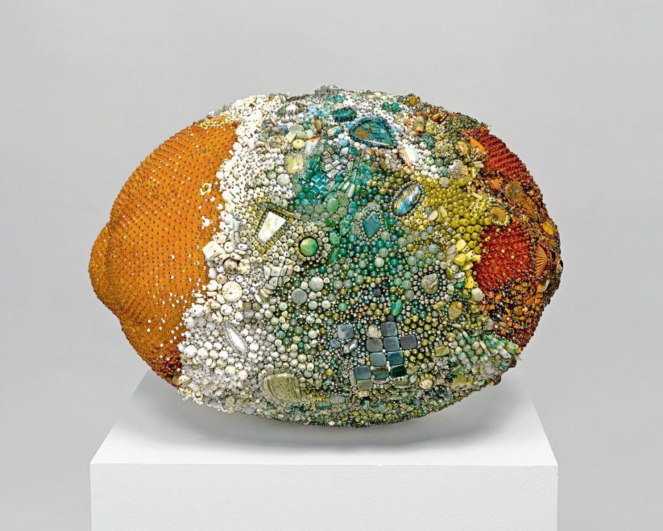 Kathleen Ryan, Bad Lemon (Old Money), 2022, diverse Halbedelsteine, Perlmutt, Marmor, Süßwasserperlen, Glas, ­Stahlstifte auf überzogenem Polystren, 47 × 47 × 66 cm