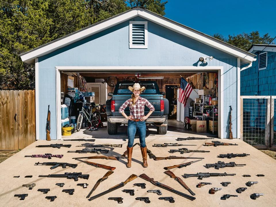 Katie aus Texas mit ihrem Waffenarsenal