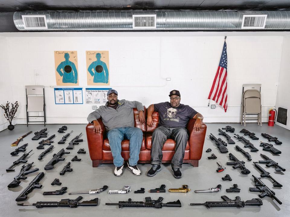 Collin und James aus Atlanta mit ihrem Waffenarsenal