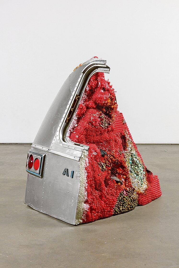 Kathleen Ryan, Bad Melon (Wedge), 2020, div. Halbedelsteine, Akryl, Glas, Fliegen aus Gusseisen und Messing, Stahl- und Edelstahlstifte, Polystren, Airstream aus Aluminium, 117 × 101,6 × 106,7 cm