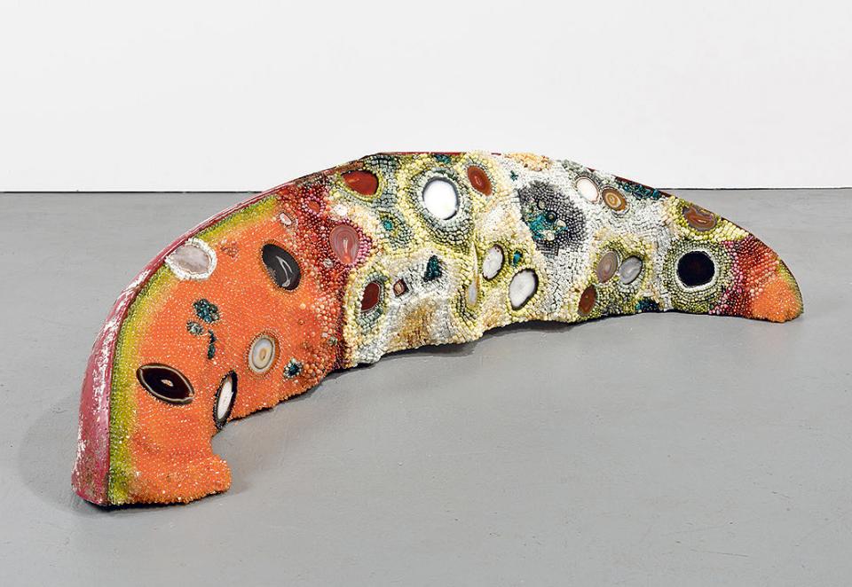 Kathleen Ryan, Bad Melon (Rainbow), 2022, div. Halbedelsteine, Marmor, Acryl, Stahlstifte auf überzogenem Polystren, VW-Motorhaube, 54,61 × 228,6 × 73,66 cm