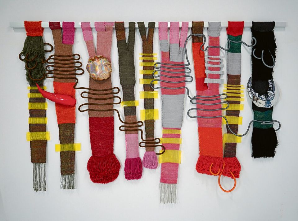 Desire Moheb-Zandi, Sun Go Down, 2023, Leinen, Seil, Schnur, Lurex, Raffiabast, Wolle, Schaumstoff, synthetischer Faden, Füllmaterial, ­Aluminiumstab, Autolack, 190 × 300 × 15 cm