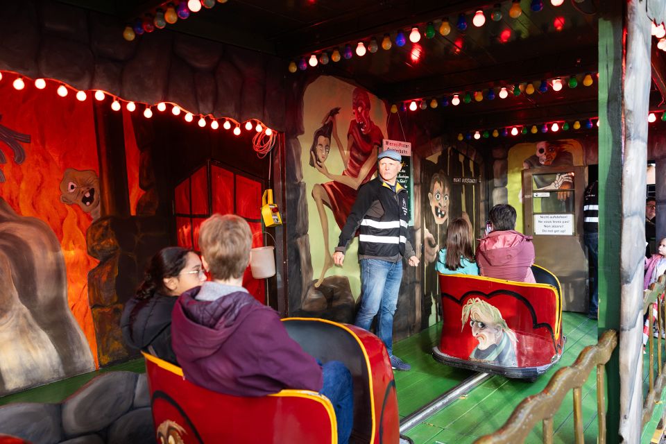 Geisterbahnretter Patrick Bachmann am Start  der Wiener-Prater-Bahn