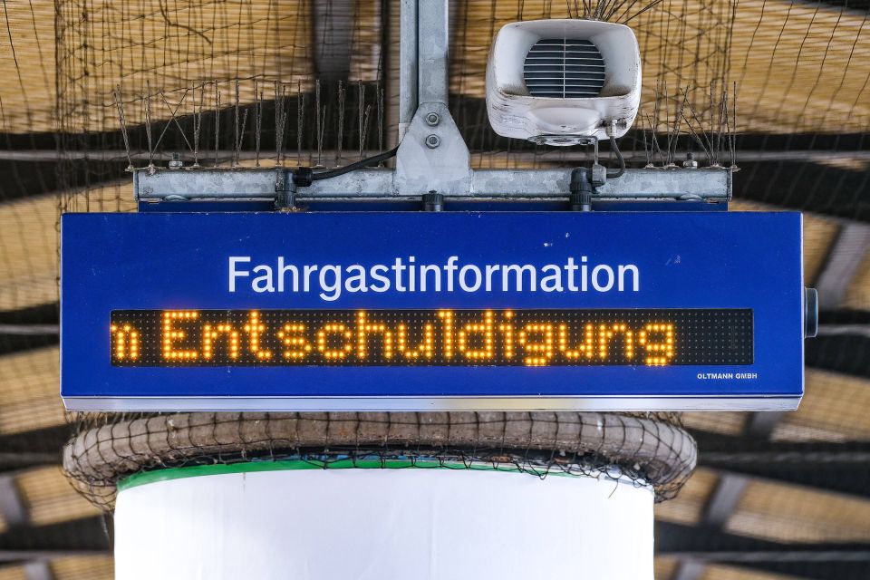 Anzeigetafel im Düsseldorfer Hauptbahnhof