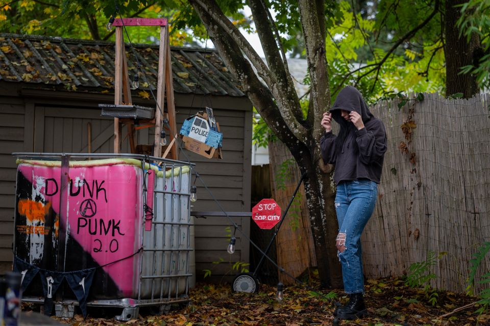 Aktivistin Zeina in ihrem Garten