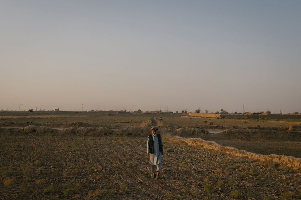 Bauer Abdel Naim läuft über eine Anbaufläche