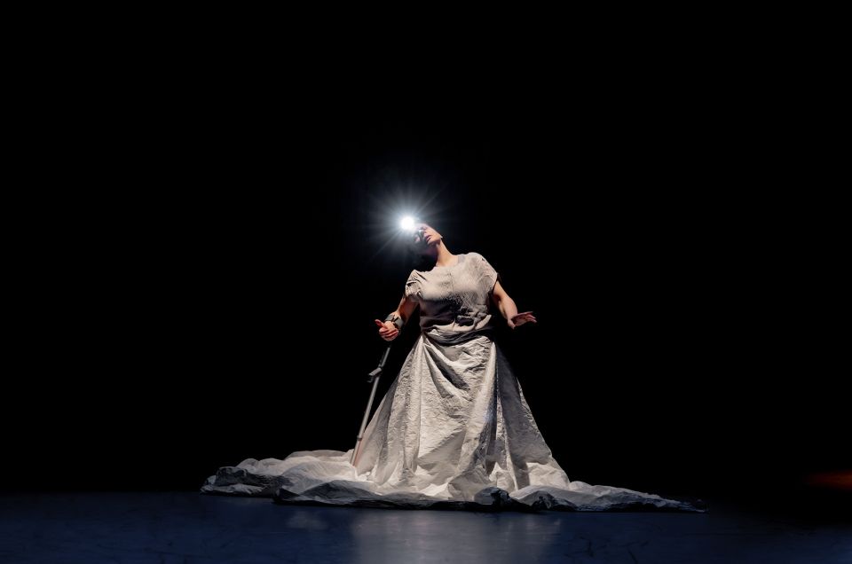 Claire Cunningham in ihrer jüngsten Produktion «Songs of the Wayfarer»