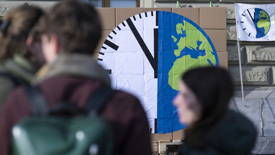 Symbolbild: eine Uhr in Form einer Erdkugel welche auf Fünf vor Zwölf gestellt ist