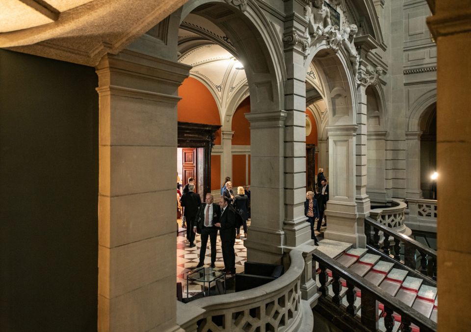 Politiker:innen in der Wandelhalle des Bundeshaus