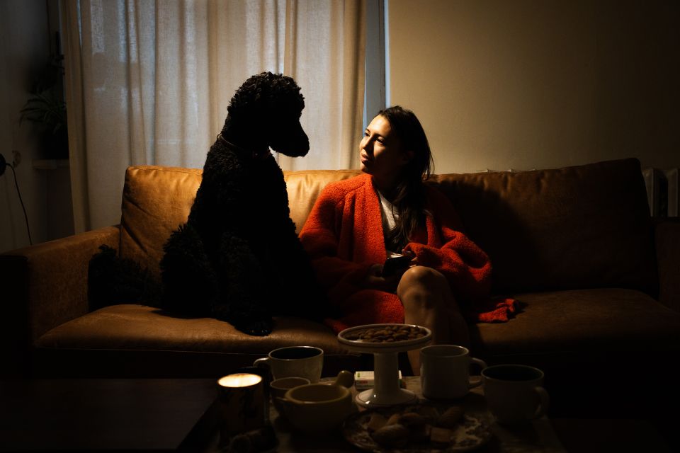 Tania Kamenewa mit ihrem Pudel