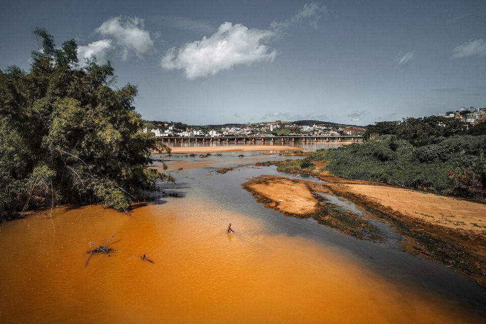 der verschmutze Fluss Rio Doce bei Colatina