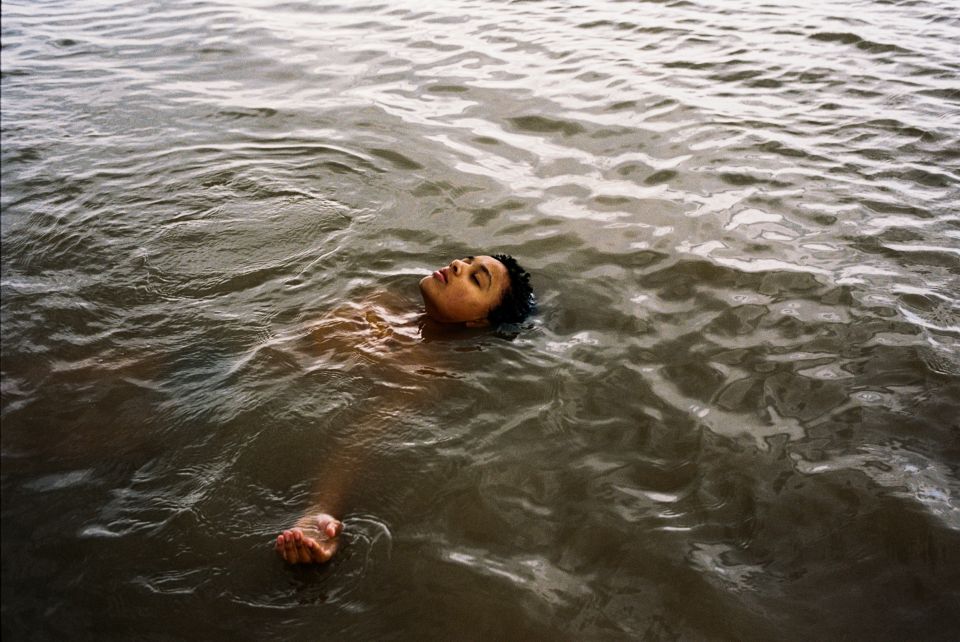Filmstill aus «Bird»: Bailey (Nykiya Adams) lässt sich im Wasser treiben
