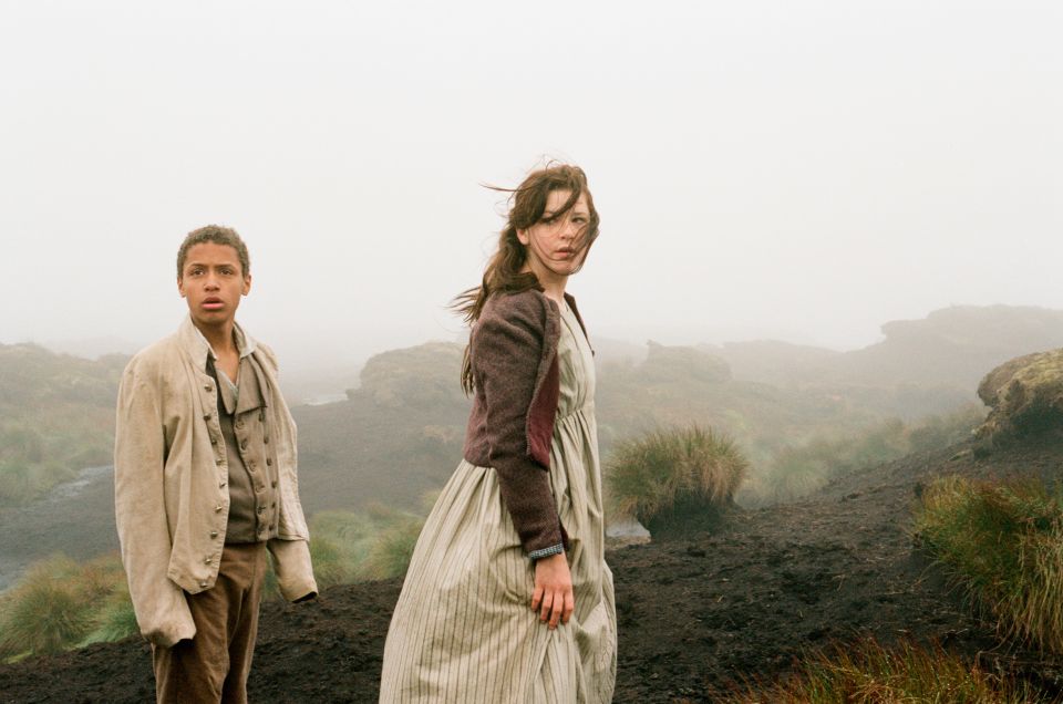 Filmstill aus «Wuthering Heights»: Solomon Glave als junger Heathcliff und Shannon Beer als junge Cathy