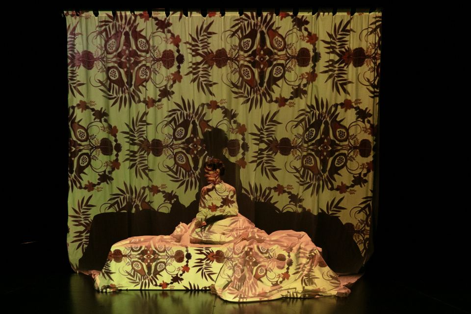 Bühnenfoto von Mona Petri im Theaterstück «Ohne Norden»