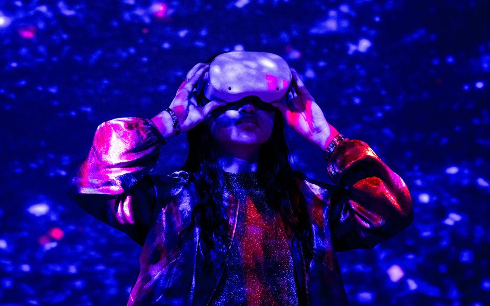 eine Person trägt eine Virtual-Reality-Brille