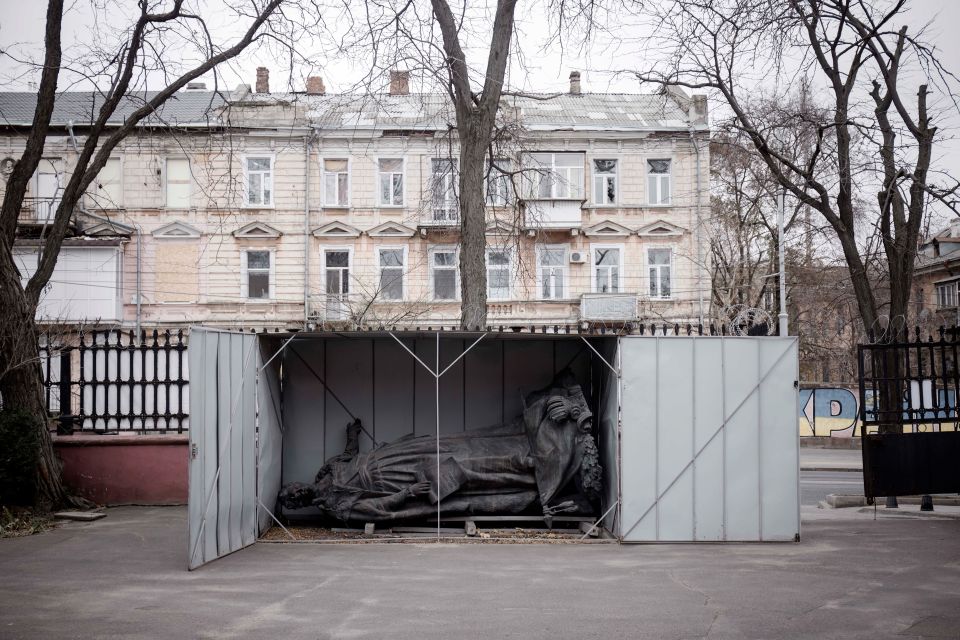 eine Skulptur von Katharina die Grosse in einem Unterstand