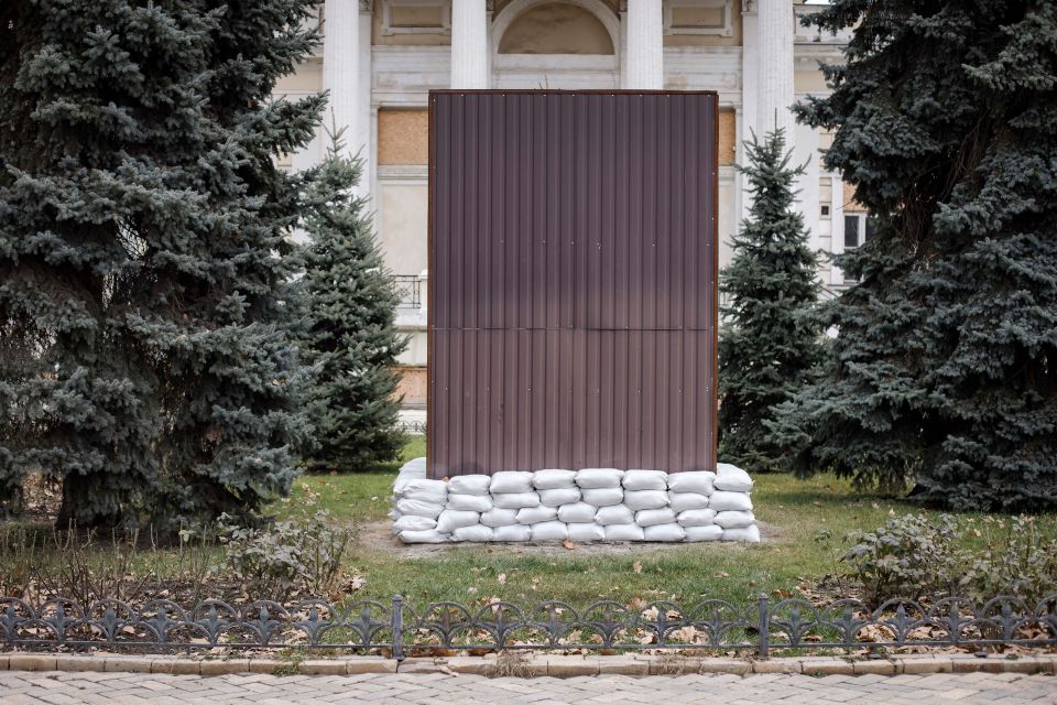 Laokoon-Gruppe vor dem Rathaus, welche mit Sandsäcken und Stahlblechen eingepackt ist