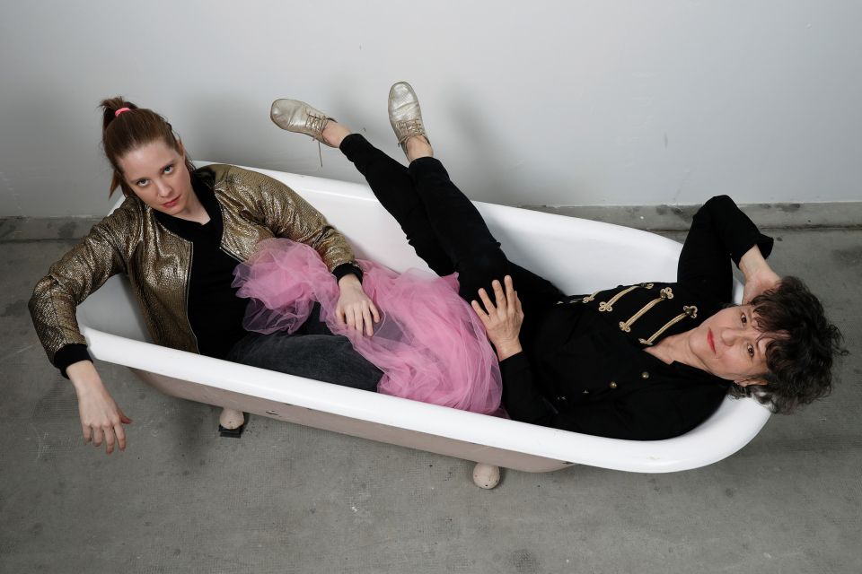 Bandfoto von Ester Poly: Bassistin Martina Berther und die Genfer Schlagzeugerin Béatrice Graf liegen in einer leeren Badewanne
