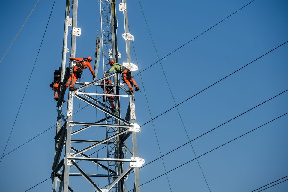 Arbeiten an einer Hochspannungsleitung in Vezia TI