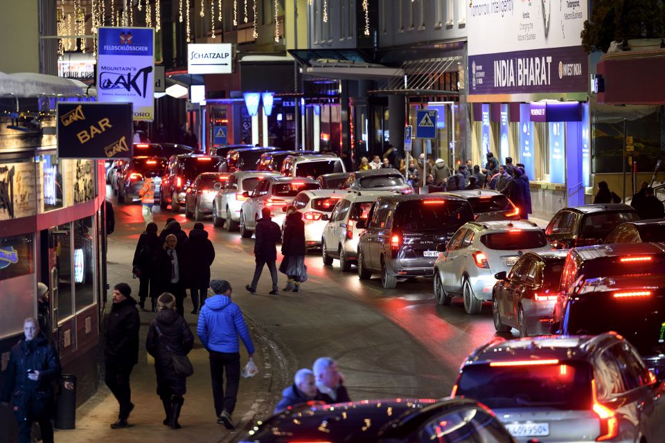 Autoverkehr auf einer Strasse in Davos während des Wef