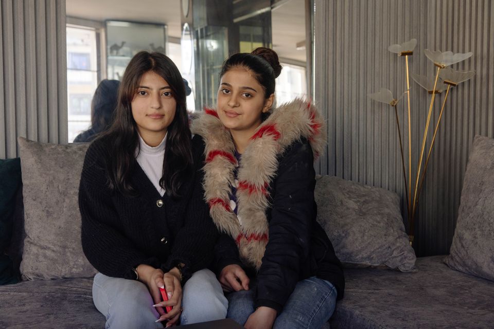Roja und Simaw sitzen im Café
