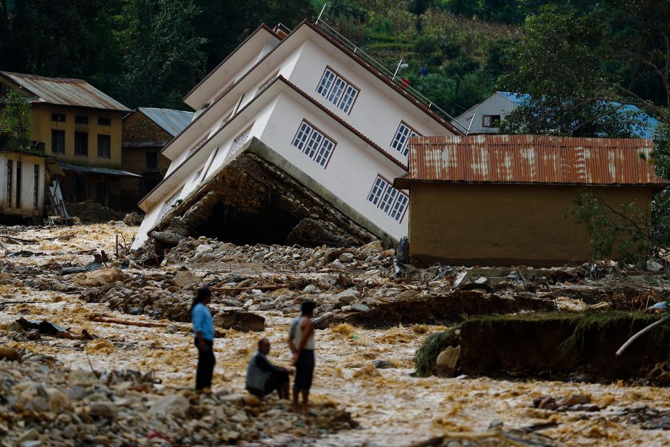 zerstörte Häuser am Ufer des Bagmati-Fluss in Kathmandu