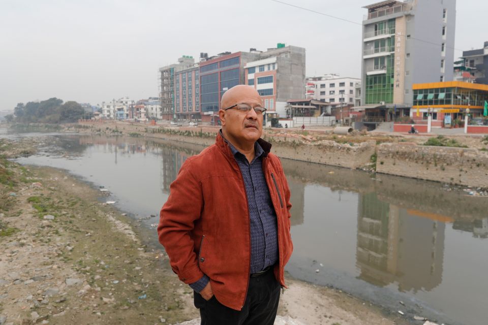 Wasserbauingenieur Narendra Man Shakya steht am Ufer des Bagmati-Fluss