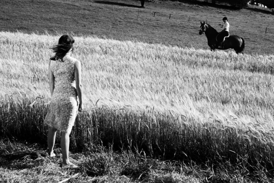 Filmstill aus «L’allégement»: eine Frau und ein Mann auf einem Pferd in einem Kornfeld