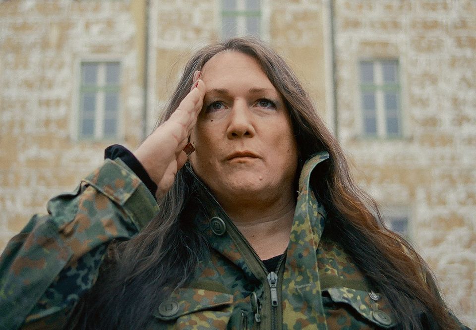 Filmstill aus «Der Soldat Monika»: Monika Donner als Soldatin