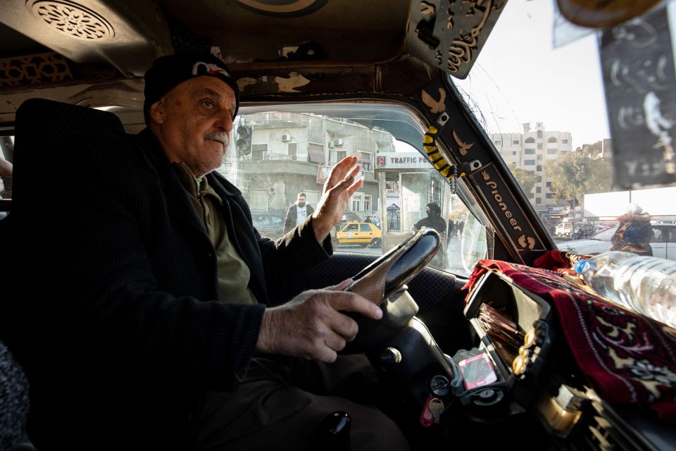 Abu Muhammad in seinem Kleinbus