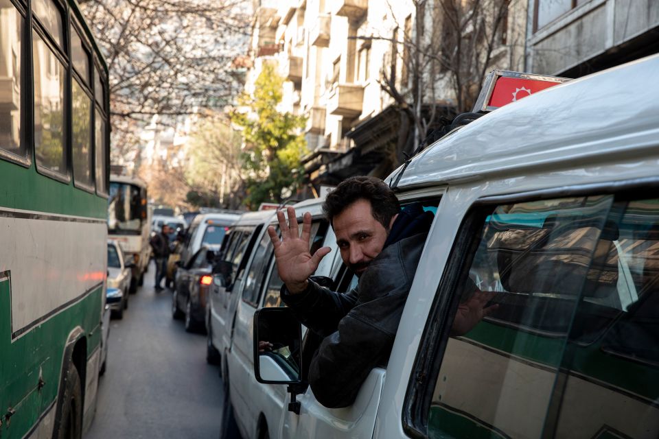 ein Kollege von Abu Muhammad grüsst ihn aus einem anderen Taxi-Kleinbus heraus