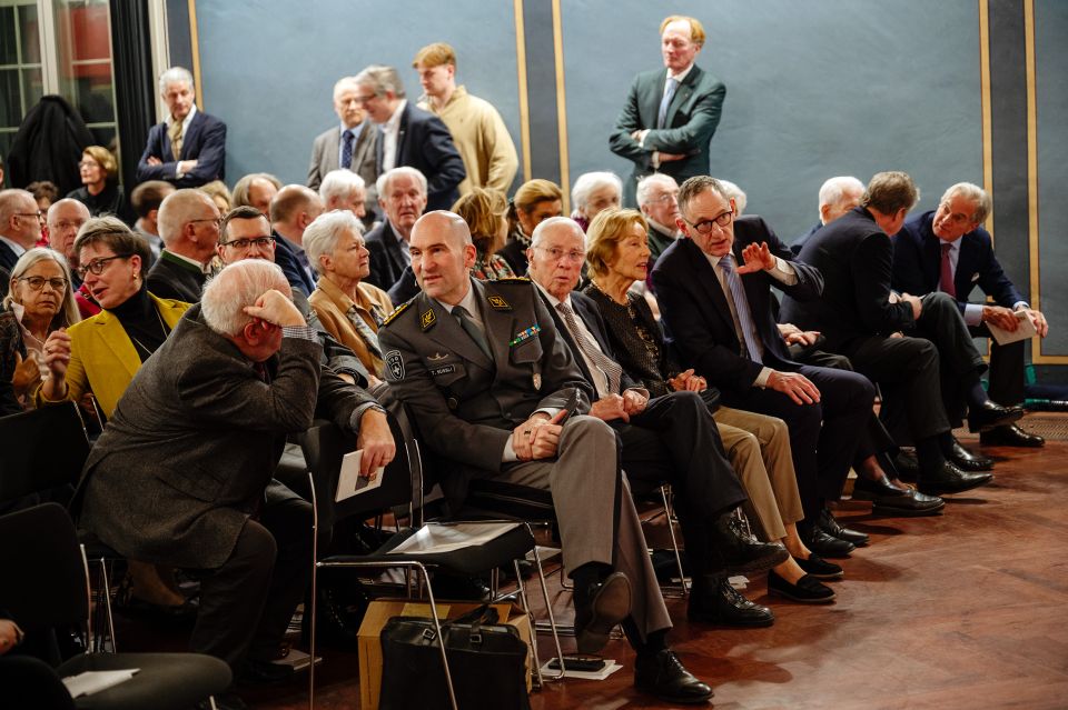 Festakt zum 100. Todestag des Armeegenerals Ulrich Wille: Armeechef Thomas Süssli sitzt neben Christoph Blocher im Jürg-Wille-Saal des Restaurants Löwen in Meilen