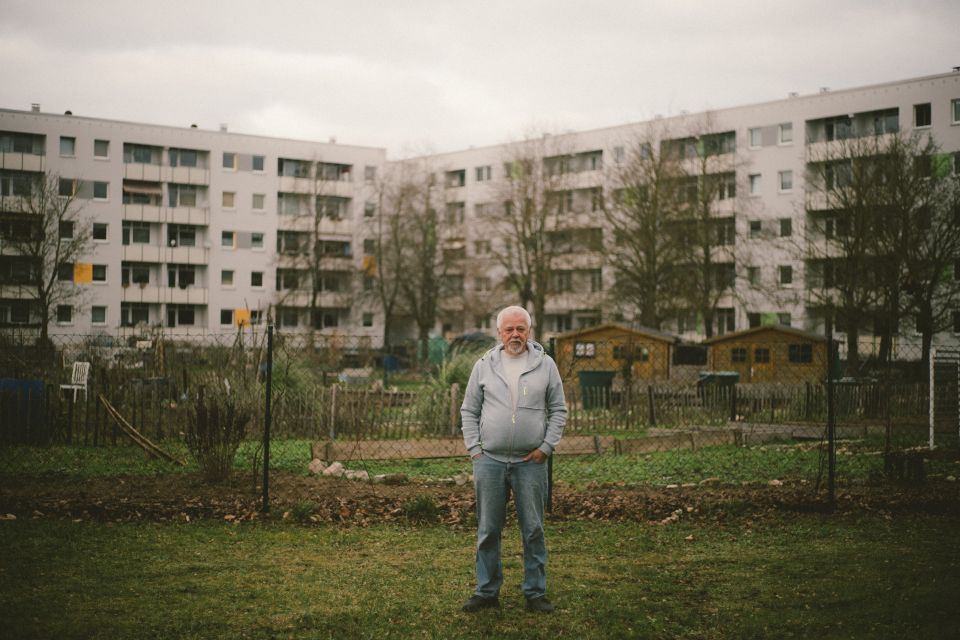 Gerhard Mahl steht im Gemeinschaftsgarten im Schweriner Dreesch