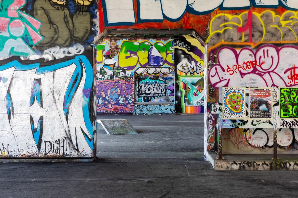 Graffiti und Plakate an den Pfeilern der Eisenbahnbrücke, welche die Schützenmatte vom Vorplatz der Reitschule trennt