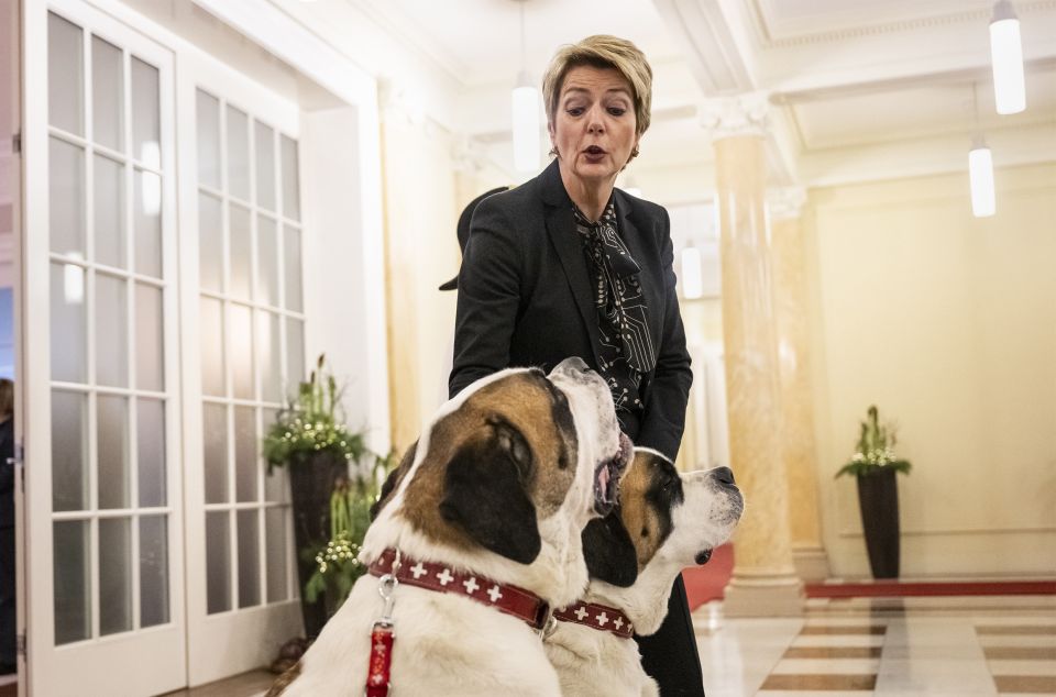 Karin Keller-Sutter mit ihrem Patenhund Zeus du Grand St. Bernard und dessen Tochter Lio
