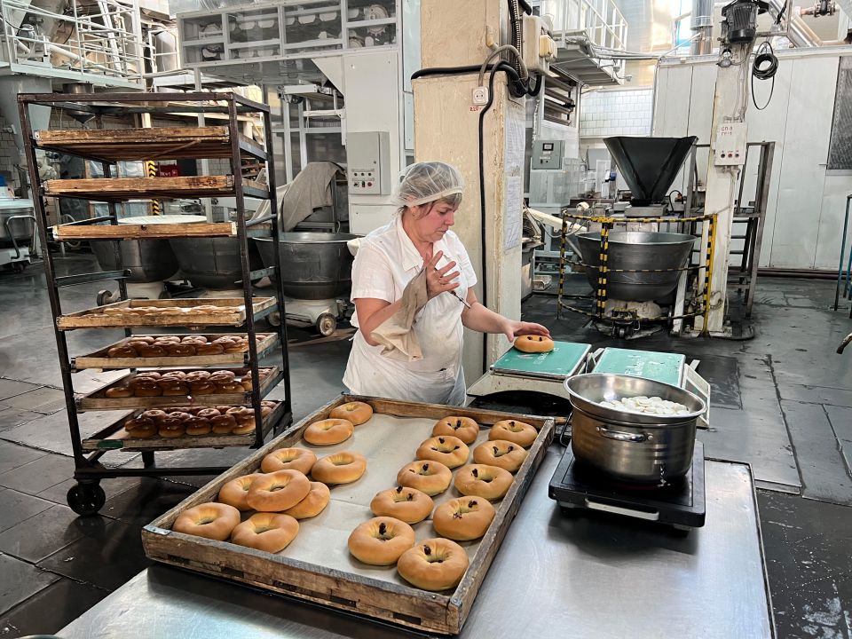 eine Angestellte spritzt Konfitüre ins Gebäck in der Brotfabrik in Marhanez