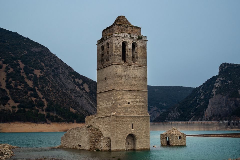 Kirche beim Dorf Mediano, welche im Wasser des Stausees steht