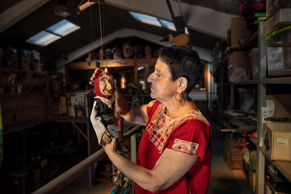Pilar Amorós Muzas mit einer Marionettenpuppe