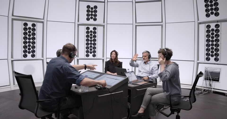 Ausschnitt aus Gabriela Löffels Video «Grammar of Calculated Ambiguity»: mehrere Personen diskutieren in einem Studio