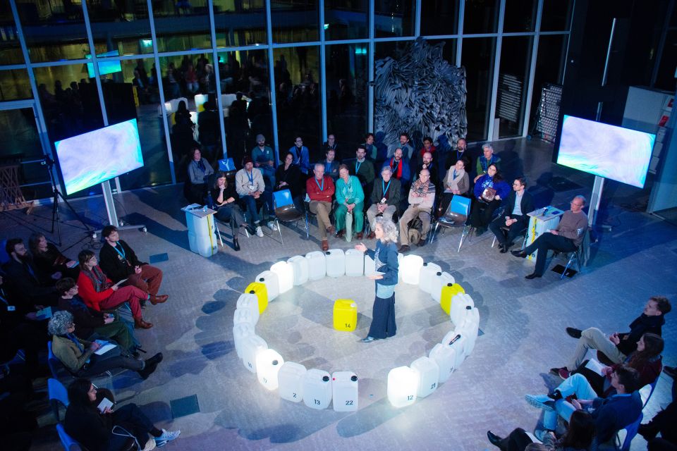Bühnenfoto der Produktion «Ministry for the Future» in den Räumen der ETH Hönggerberg